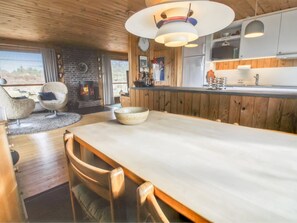 Een koelkast, een microgolfoven, een oven, een vaatwasser