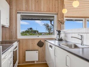 Kylskåp, mikrovågsugn, diskmaskin och grytor/köksredskap