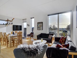 Una televisión, una chimenea