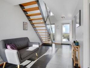 Una televisión, una chimenea