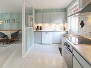 Kjøleskap, mikrobølgeovn, oppvaskmaskin og kjøkkenutstyr