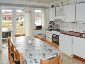 Jääkaappi, mikroaaltouuni, astianpesukone, syöttötuoli