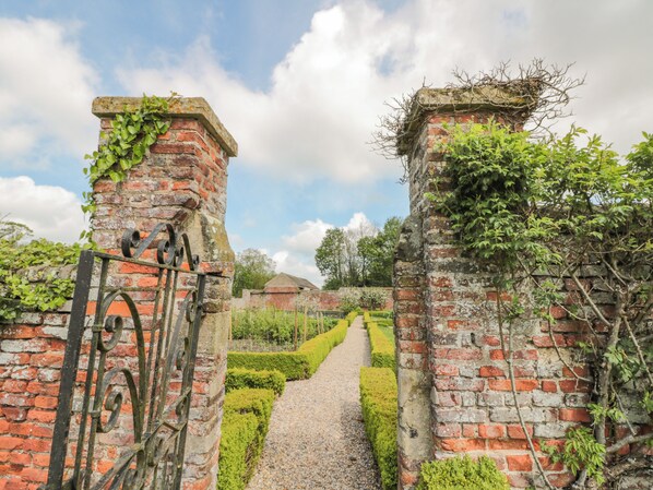 Property grounds - Wolds Way (Driffield)