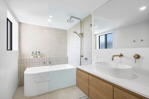 Shower, jetted bath, hair dryer, towels