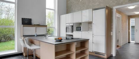 Kühlschrank, Mikrowelle, Ofen, Geschirrspüler