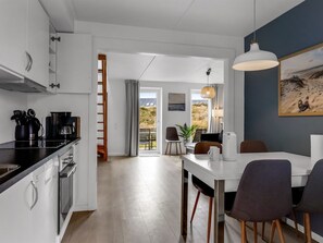 Kjøleskap, oppvaskmaskin og kjøkkenutstyr