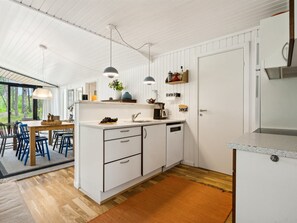 Jääkaappi, uuni, astianpesukone, syöttötuoli