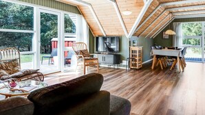 Un loft spacieux avec de hauts plafonds, de grandes fenêtres et un coin salon confortable.