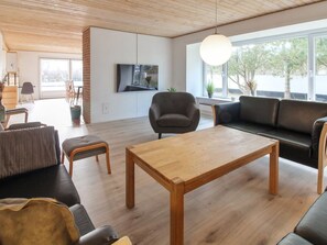 تلفزيون، مدفأة، كرة قدم الطاولة