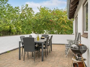 تناول الطعام بالخارج