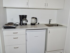 Fridge, cookware/dishes/utensils