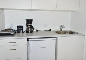 Fridge, cookware/dishes/utensils