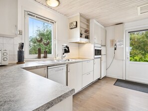 Fridge, microwave, dishwasher, cookware/dishes/utensils