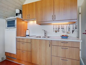 Kühlschrank, Mikrowelle, Kochgeschirr/Geschirr/Besteck