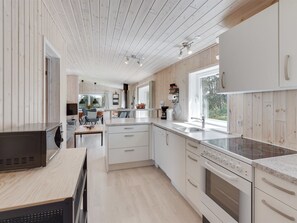 Kjøleskap, mikrobølgeovn, oppvaskmaskin og høy barnestol