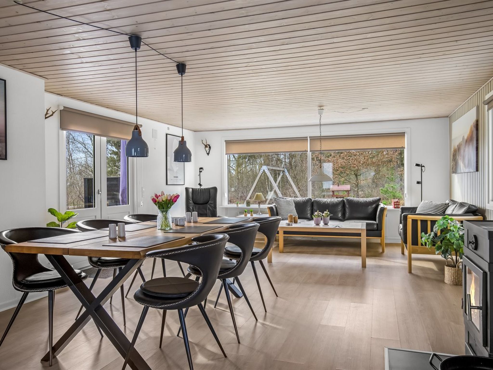 Un intérieur moderne comprenant un coin repas, un canapé et une cheminée.
