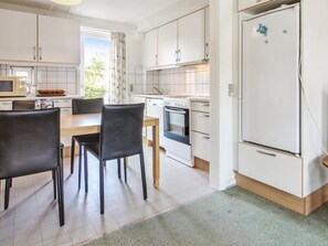 Kjøleskap, oppvaskmaskin og kjøkkenutstyr