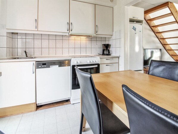 Fridge, dishwasher, cookware/dishes/utensils