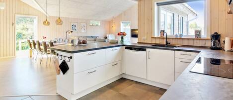 Een koelkast, een microgolfoven, een oven, een vaatwasser