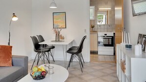 Una cocina moderna con armarios blancos y un horno empotrado.