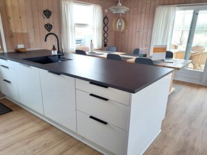 Køleskab, mikrobølgeovn, opvaskemaskine, køkkentøj/tallerkener/redskaber