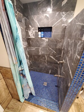 Ducha, secador de pelo, toallas, jabón