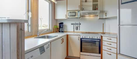 ثلاجة، ميكروويف، فرن، غسالة أطباق