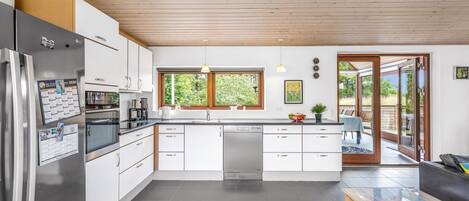 Kühlschrank, Mikrowelle, Geschirrspüler, Kochgeschirr/Geschirr/Besteck