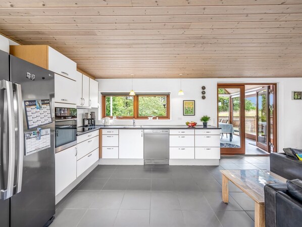 Kühlschrank, Mikrowelle, Geschirrspüler, Kochgeschirr/Geschirr/Besteck