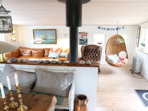 Fernseher, Kamin, DVD-Player