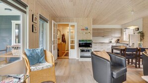 Un interior moderno con sala de estar, comedor y cocina.