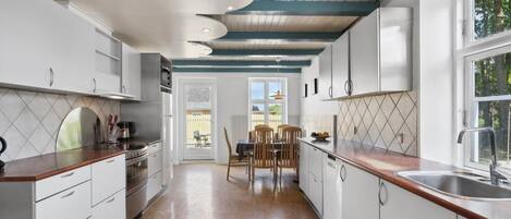 Fridge, microwave, dishwasher, cookware/dishes/utensils