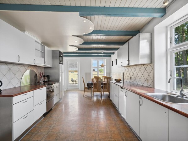Fridge, microwave, dishwasher, cookware/dishes/utensils