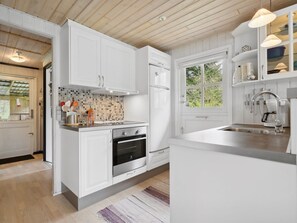 Kühlschrank, Geschirrspüler, Kochgeschirr/Geschirr/Besteck