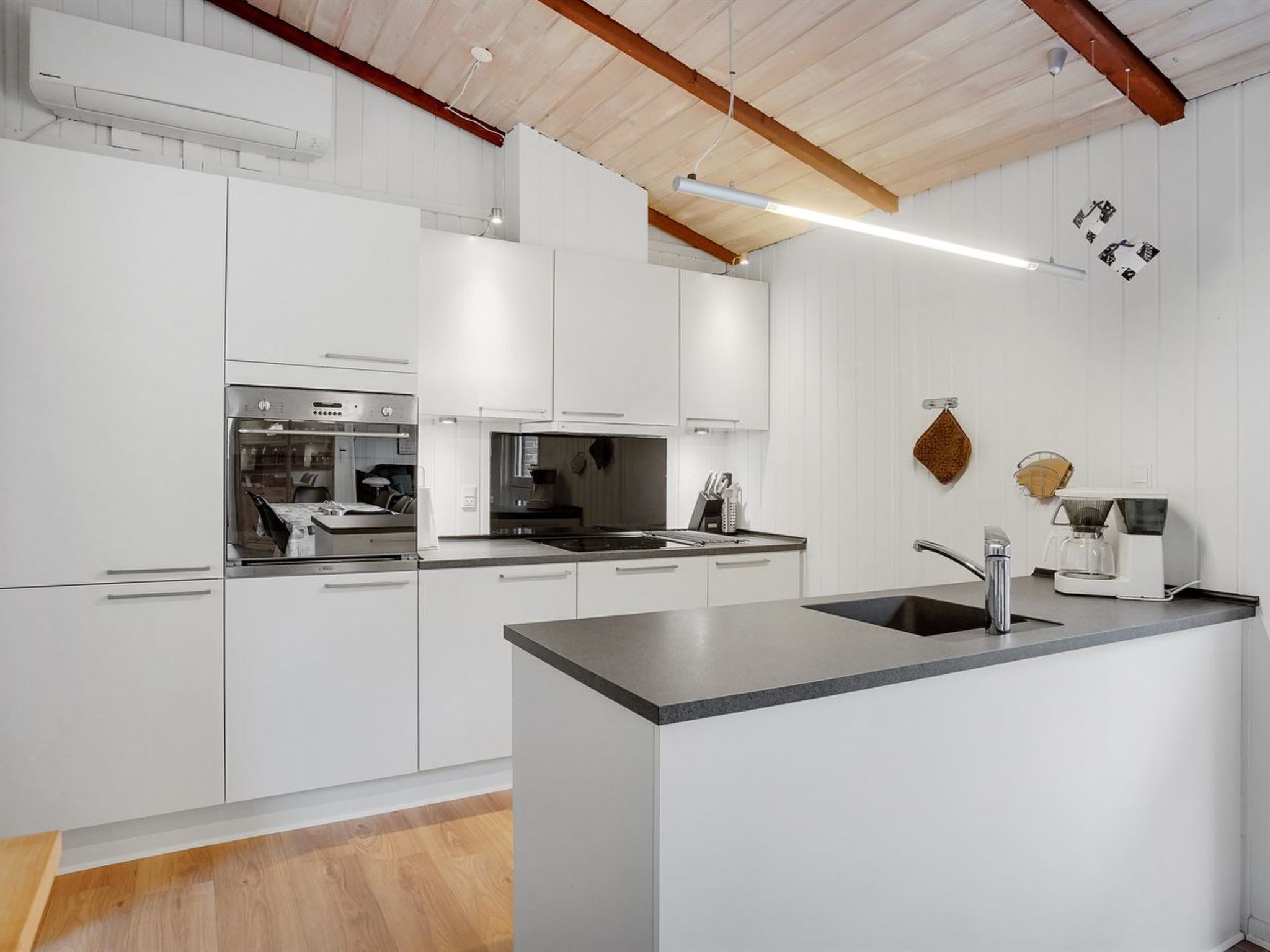 Kylskåp, mikrovågsugn, ugn och diskmaskin