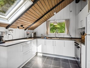 Køleskab, mikrobølgeovn, køkkentøj/tallerkener/redskaber