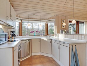 Kylskåp, mikrovågsugn, ugn och diskmaskin