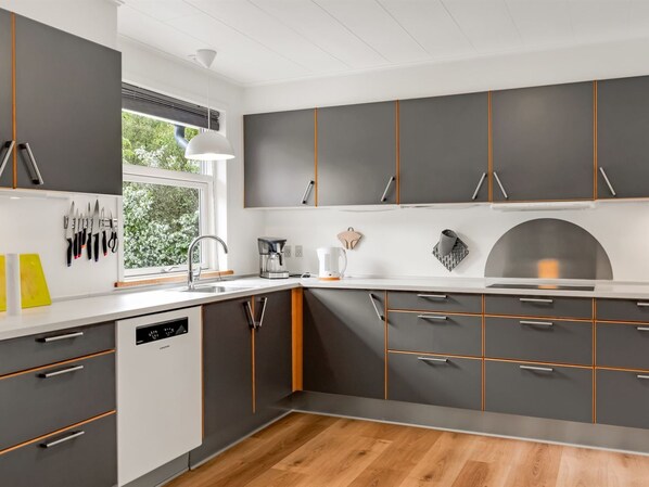 Kühlschrank, Mikrowelle, Geschirrspüler, Kochgeschirr/Geschirr/Besteck