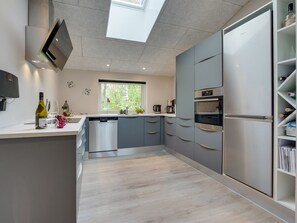 Kylskåp, mikrovågsugn, ugn och diskmaskin