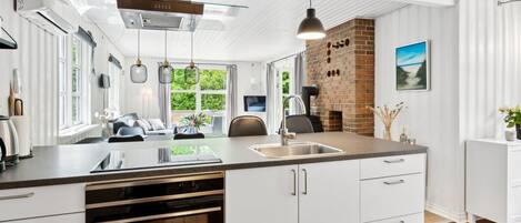 Jääkaappi, mikroaaltouuni, keittoastiat/astiat/ruokailuvälineet