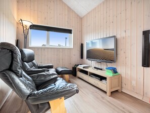 Televisio, takka, DVD-soitin, pöytäjalkapallopöytä