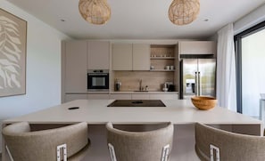 Réfrigérateur, four à micro-ondes, un four, surface de cuisson
