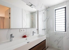 Dusche, Haartrockner, Handtücher