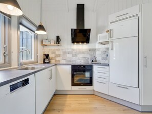 Een koelkast, een microgolfoven, een oven, een vaatwasser