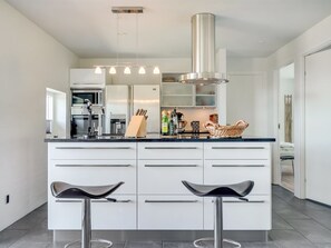 Fridge, microwave, dishwasher, cookware/dishes/utensils