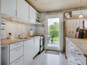 Kühlschrank, Mikrowelle, Geschirrspüler, Kochgeschirr/Geschirr/Besteck