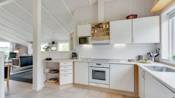 Fridge, microwave, dishwasher, cookware/dishes/utensils