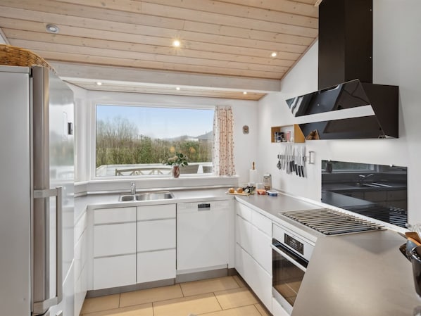 Fridge, microwave, dishwasher, cookware/dishes/utensils