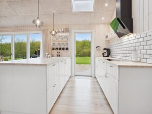 Kühlschrank, Mikrowelle, Geschirrspüler, Kochgeschirr/Geschirr/Besteck