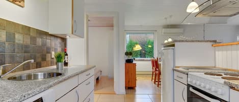 Kylskåp, mikrovågsugn, diskmaskin och grytor/köksredskap